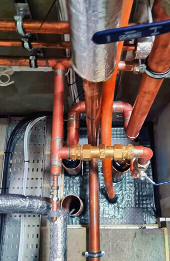 https://plumberpalmyra.com.au/uploads/2025/06/commercial-plumbing-390382.jpg