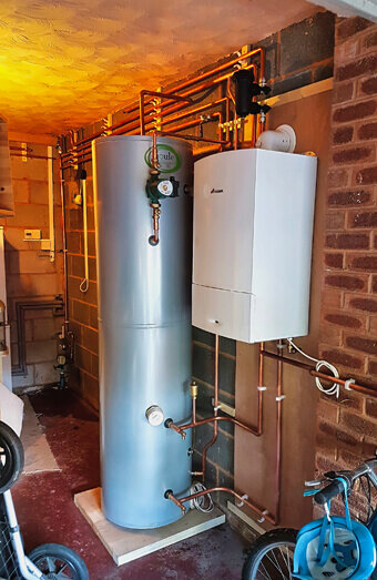 https://plumberpalmyra.com.au/uploads/2025/06/hot-water-684599.jpg